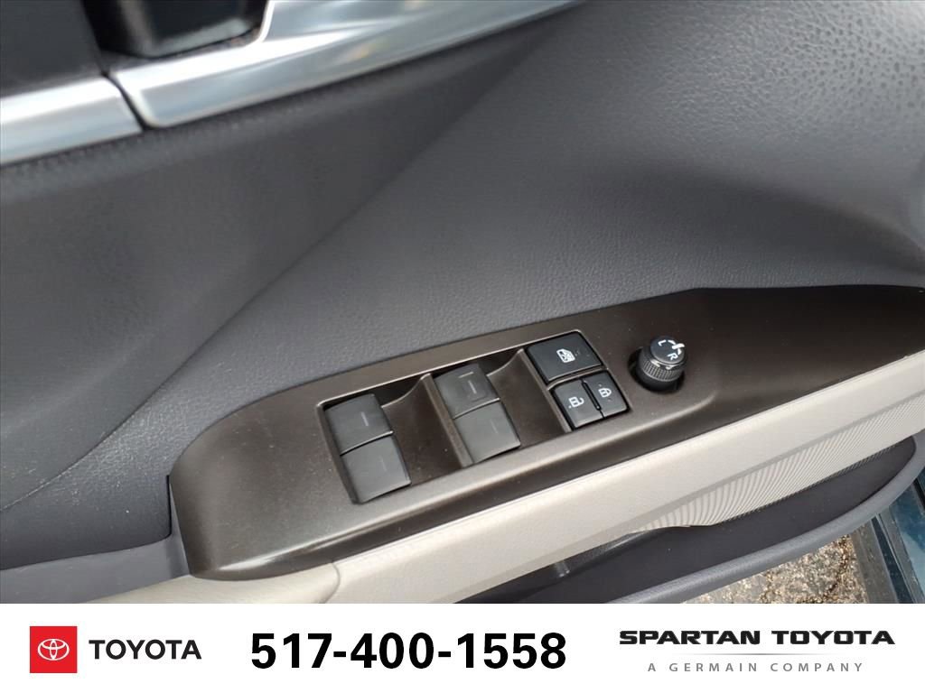 Used 2021 Toyota Camry SE w/ Convenience Package FWD image 14