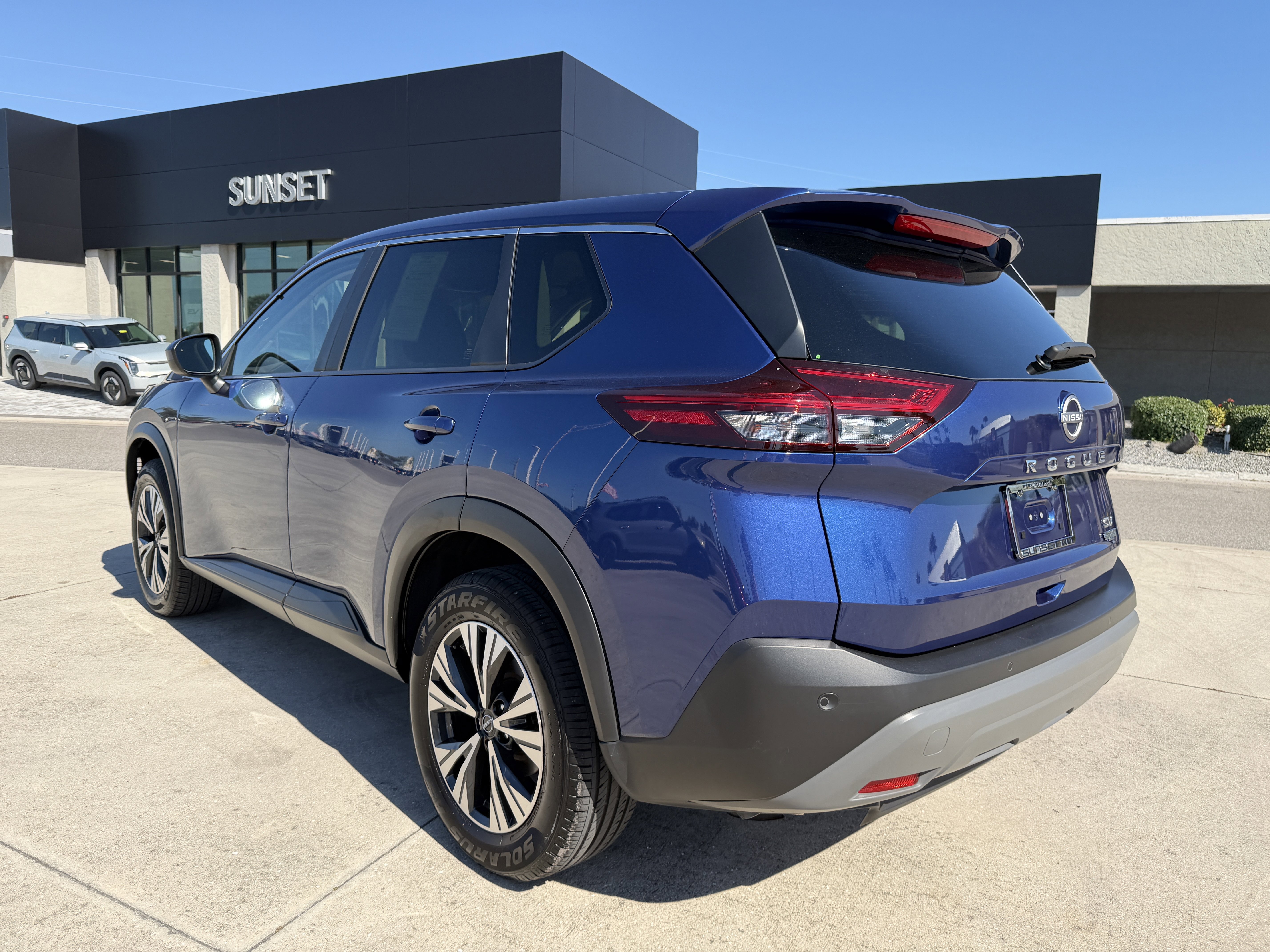 Used 2023 Nissan Rogue SV image 6