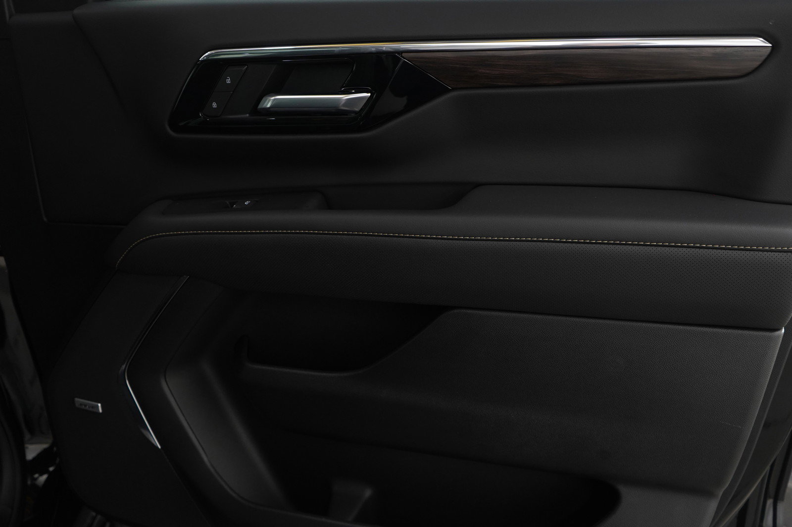 Used 2025 Chevrolet Suburban Premier image 9