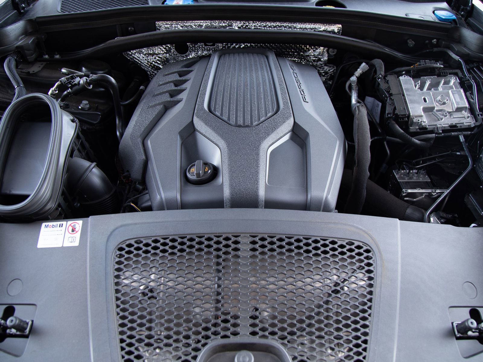 Certified 2024 Porsche Macan AWD/4WD image 27
