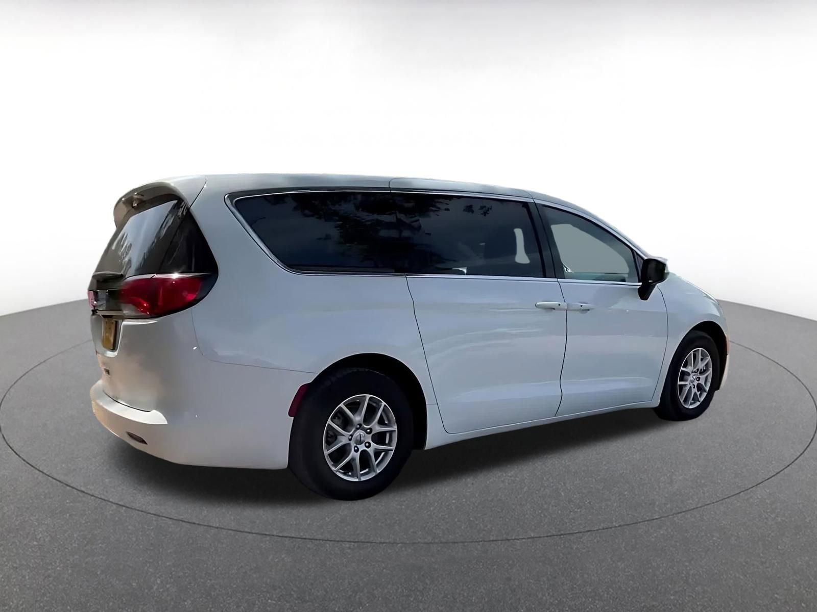Used 2023 Chrysler Voyager LX FWD image 15