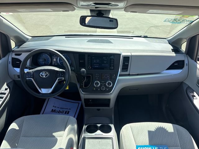 Used 2018 Toyota Sienna LE w/ Carpet Mat Package FWD image 12