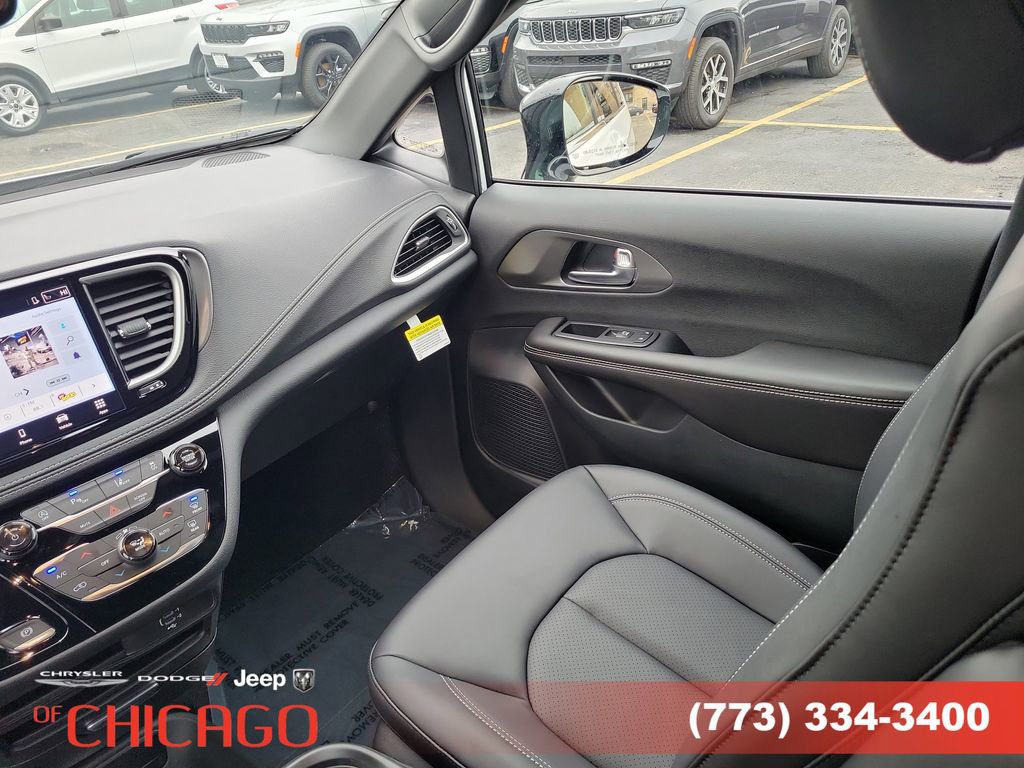New 2026 Chrysler Pacifica Select image 16
