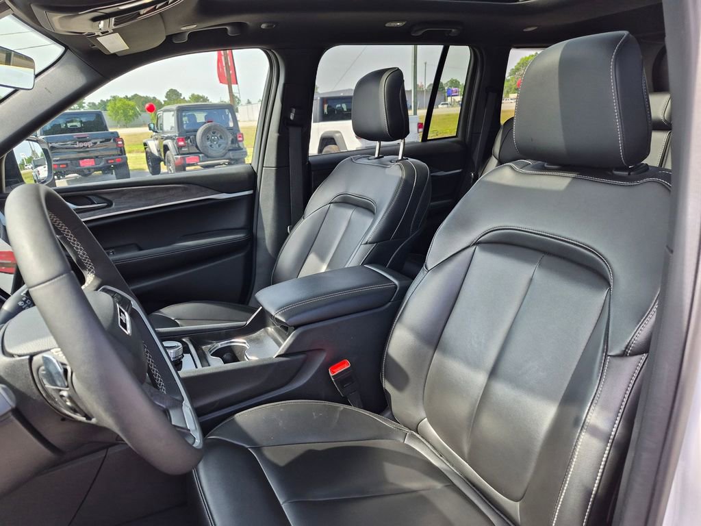 Used 2025 Jeep Grand Cherokee Limited image 14