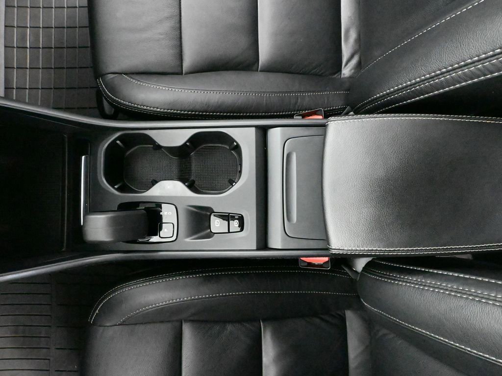 Used 2023 Volvo XC40 B5 Core image 34