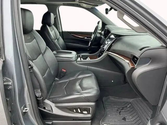 Used 2020 Cadillac Escalade ESV Luxury w/ Escalade Sport Edition image 13