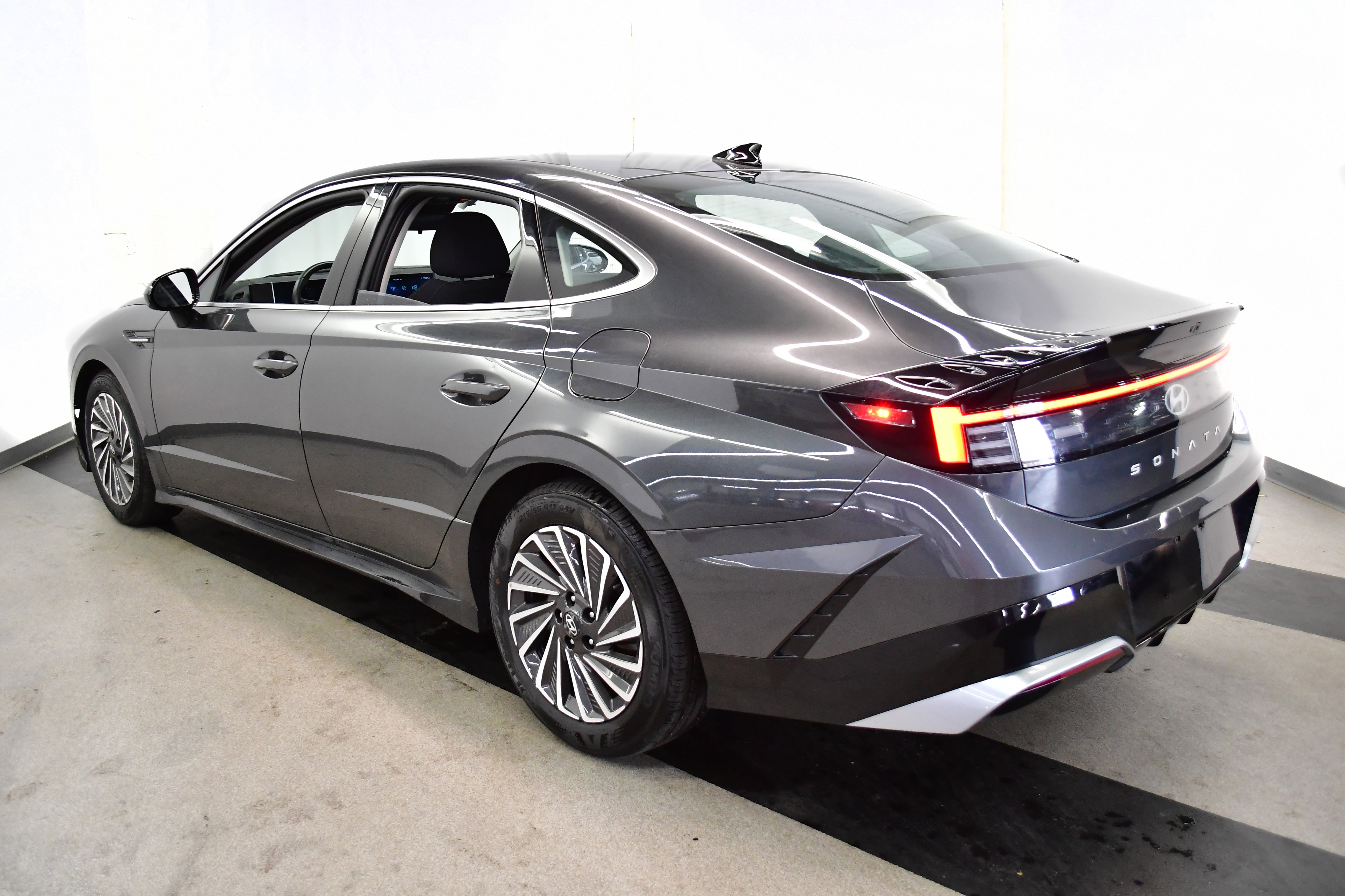 Used 2025 Hyundai Sonata SEL FWD image 5