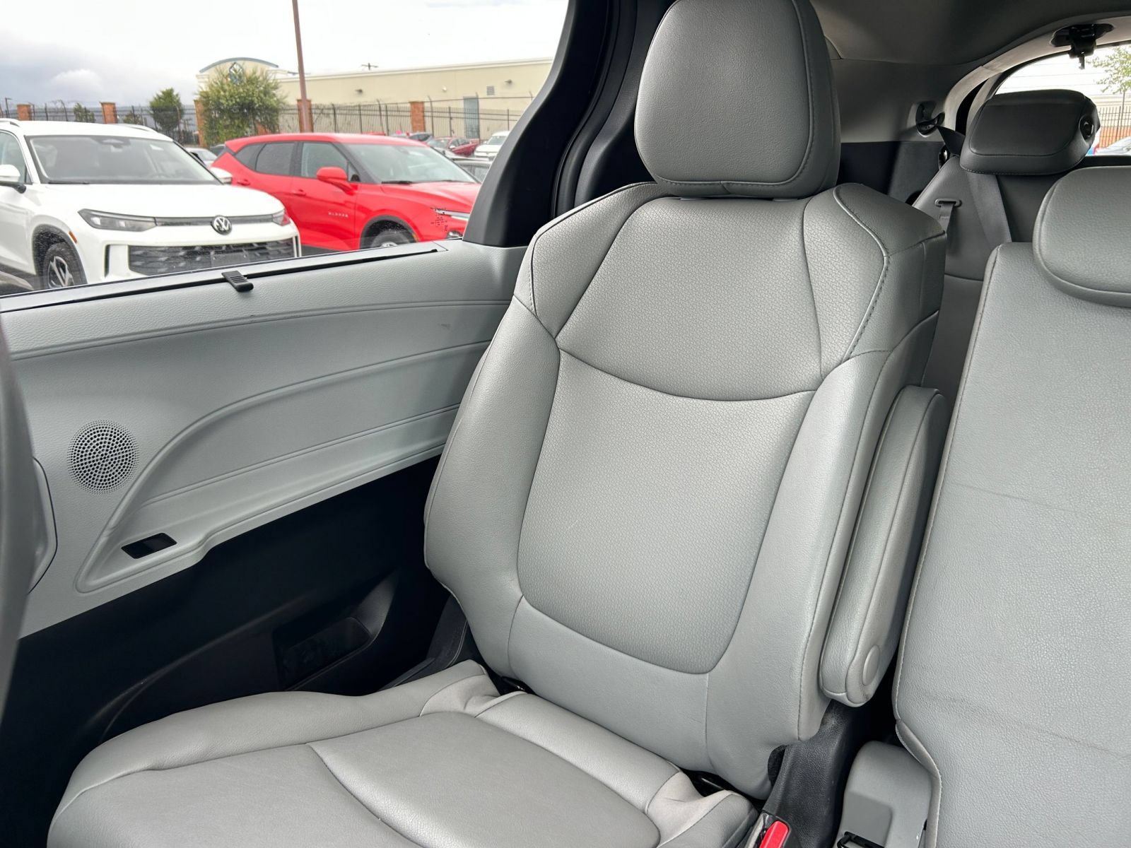 Used 2025 Toyota Sienna XLE FWD image 36