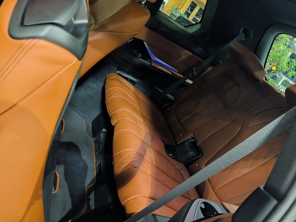 Certified 2025 BMW ALPINA XB7 AWD/4WD image 8
