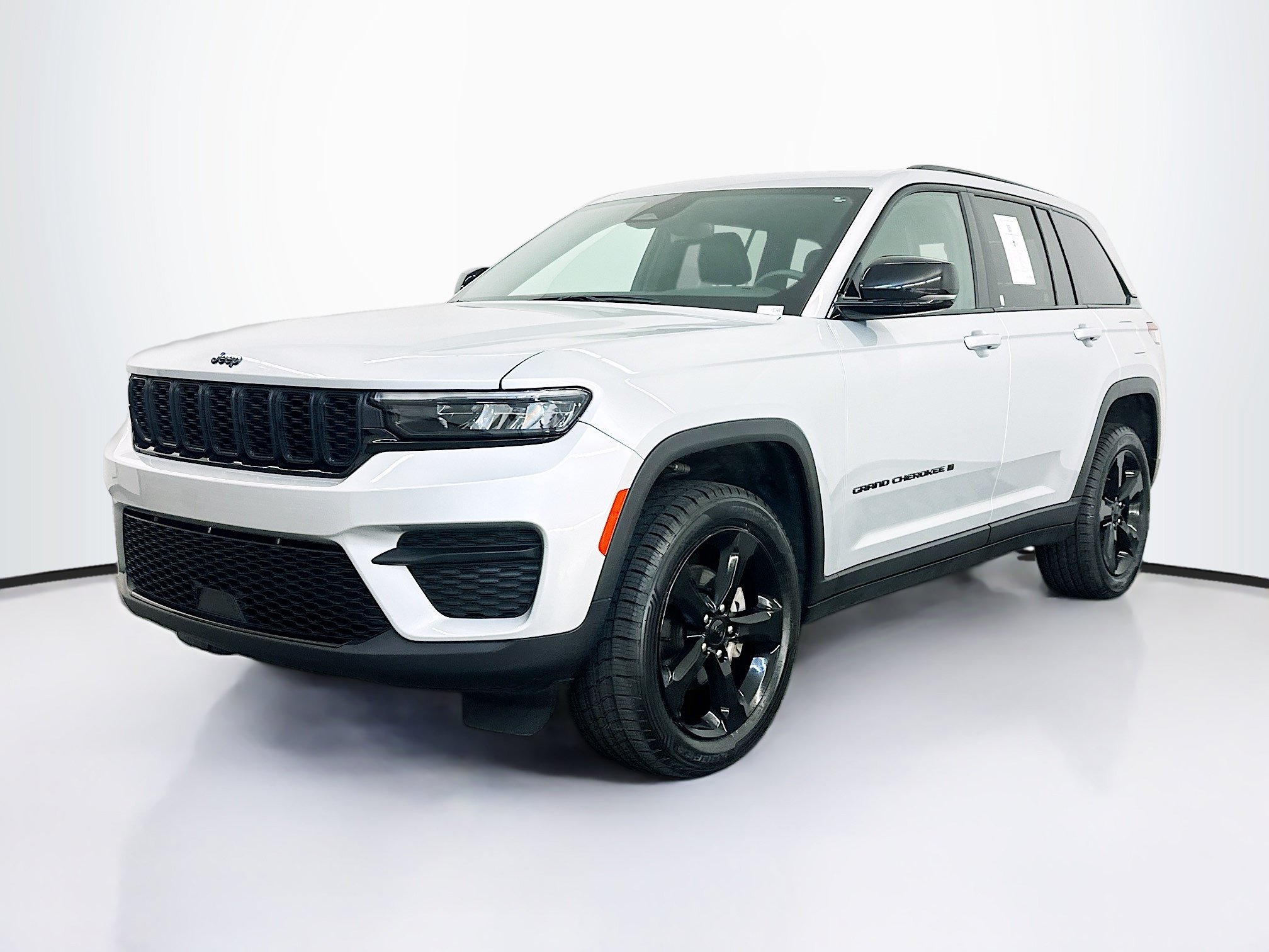 Used 2024 Jeep Grand Cherokee Altitude AWD/4WD image 3