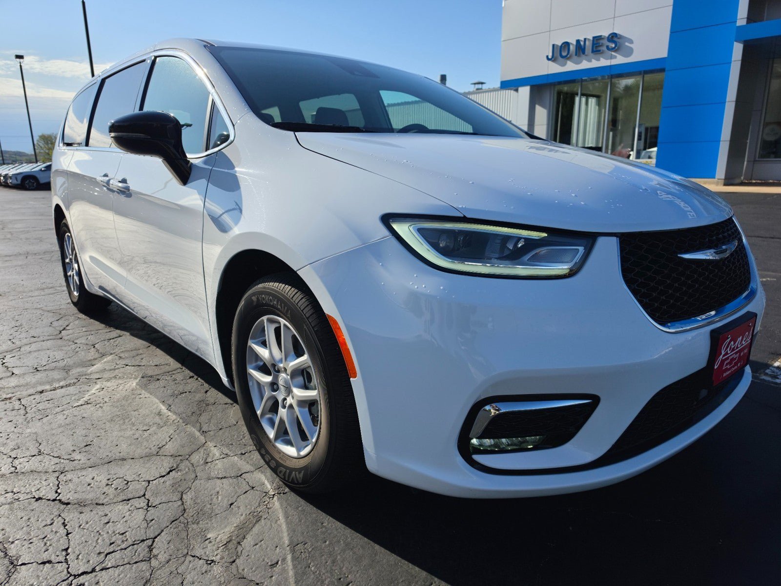 Used 2024 Chrysler Pacifica Touring-L FWD image 7