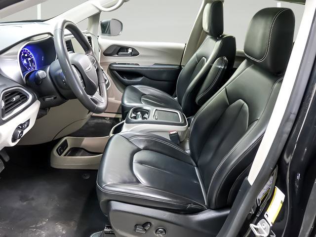 Used 2023 Chrysler Pacifica Touring-L image 8