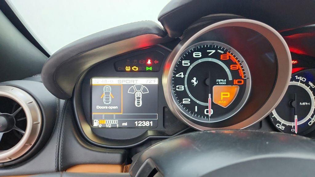 Used 2014 Ferrari California image 25