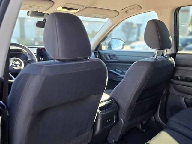 Used 2023 Nissan Pathfinder S image 16