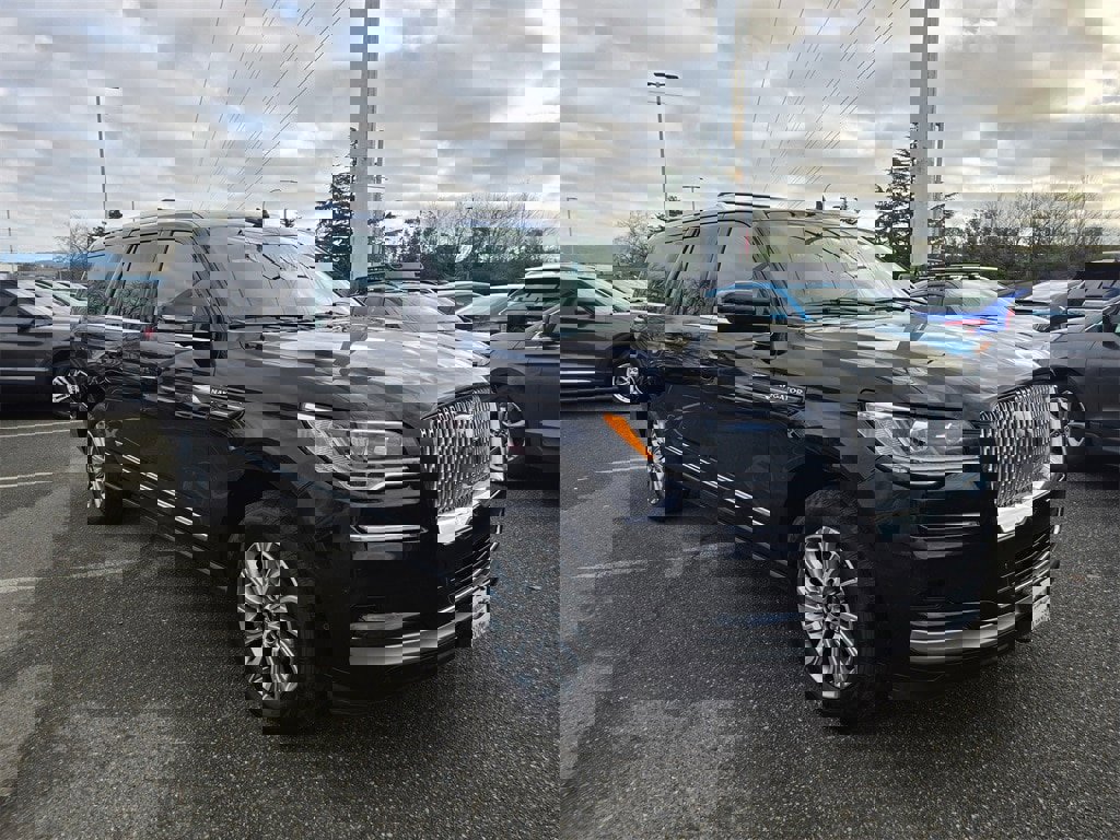 Used 2024 Lincoln Navigator L Premiere image 3