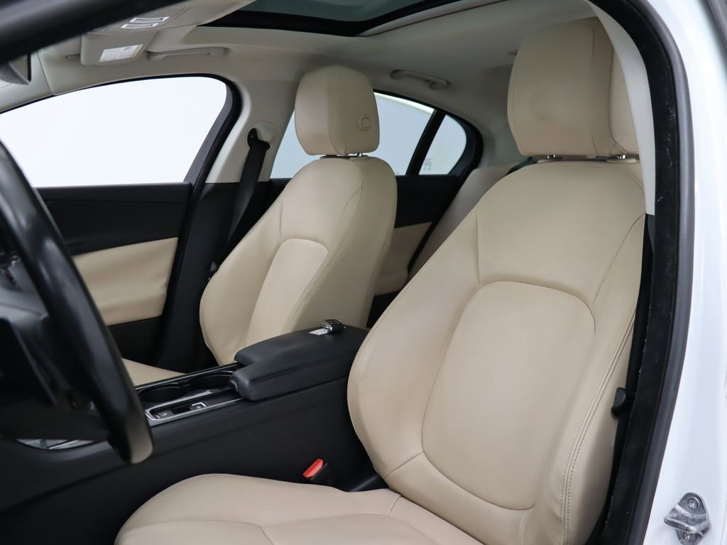 Used 2017 Jaguar XE Premium image 13