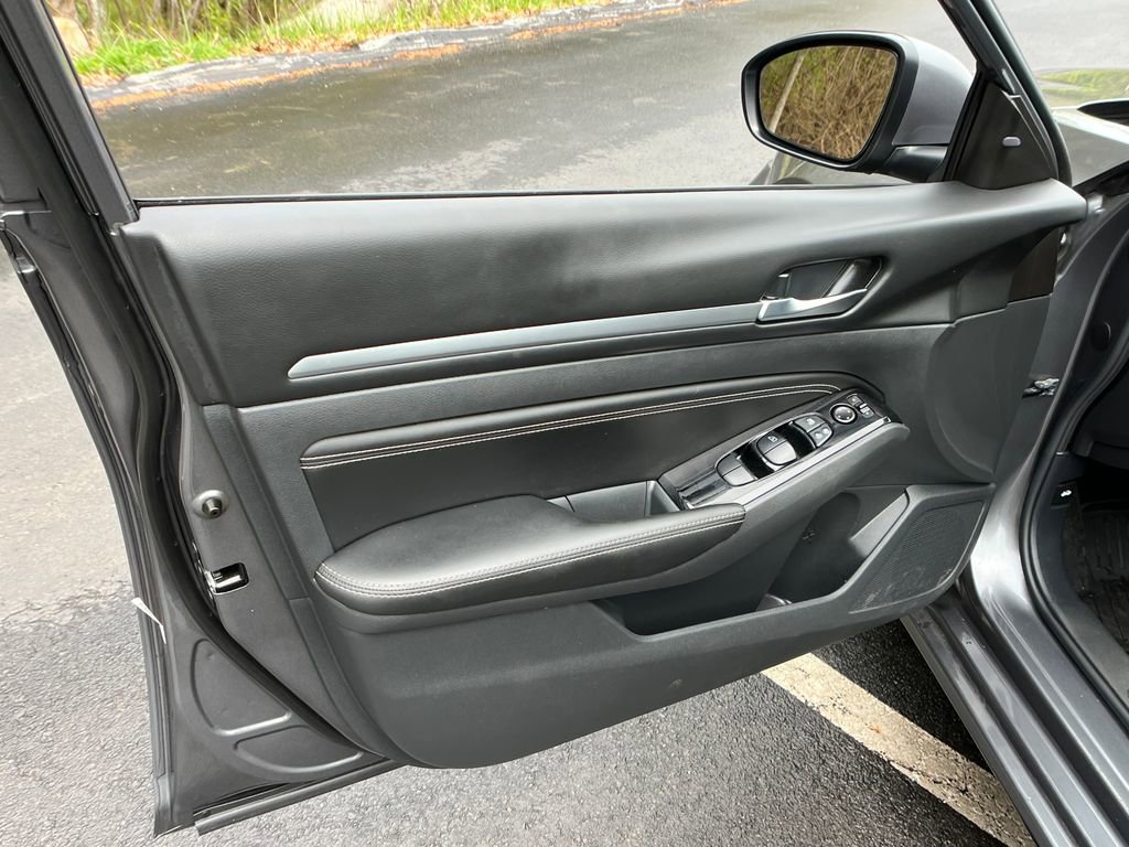 Used 2023 Nissan Altima 2.5 SV w/ SV Premium Package FWD image 11