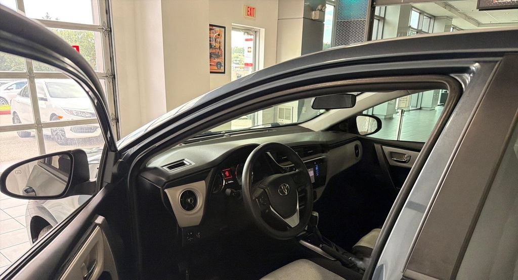 Used 2017 Toyota Corolla LE w/ Carpet Mat Package (TMS) FWD image 7