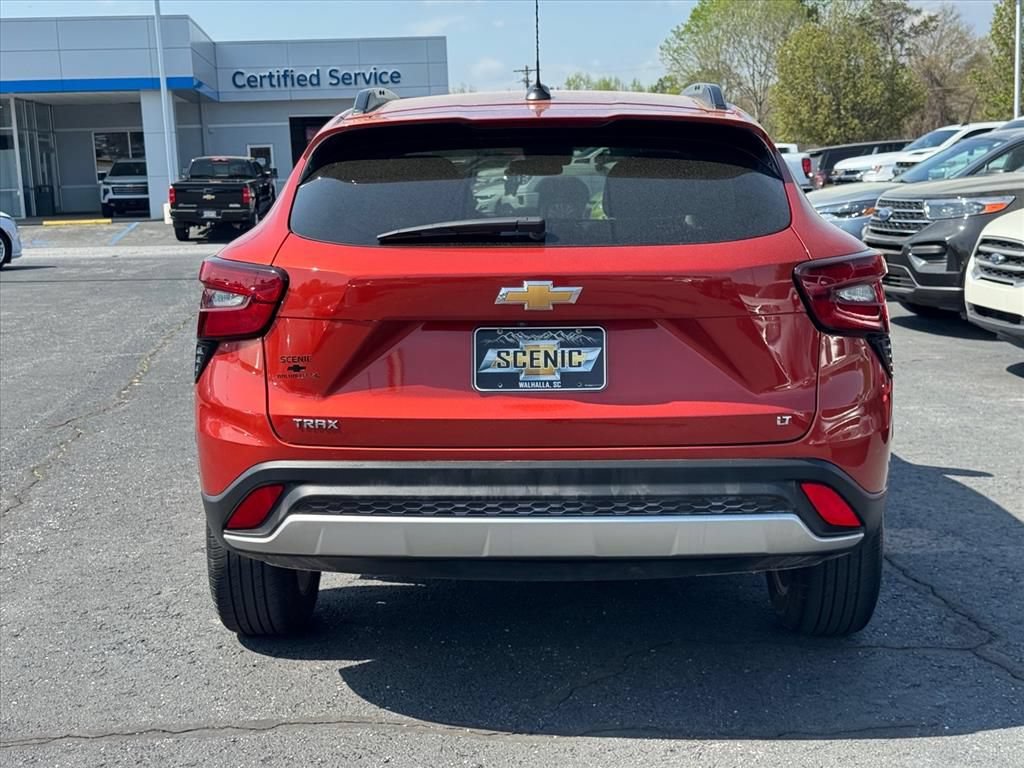 Used 2024 Chevrolet Trax LT w/ Driver Confidence Package FWD image 4