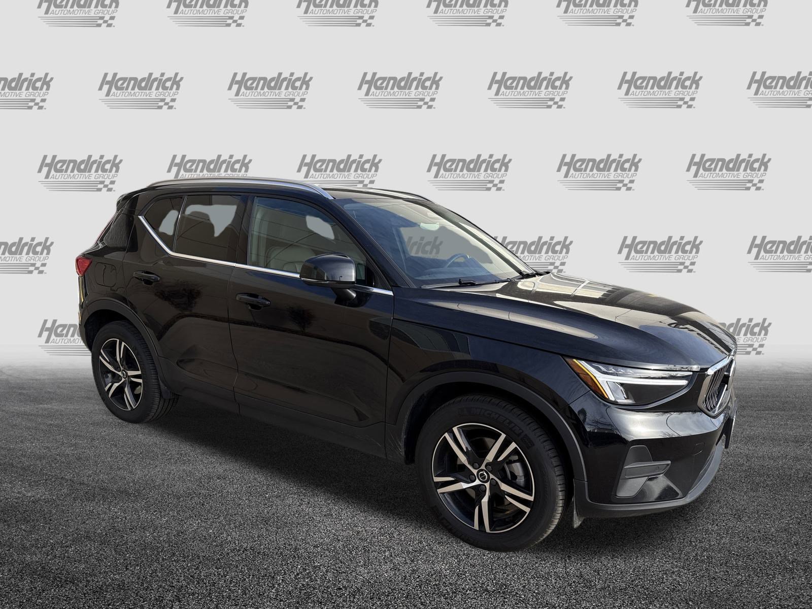 Used 2025 Volvo XC40 B5 Core image 2