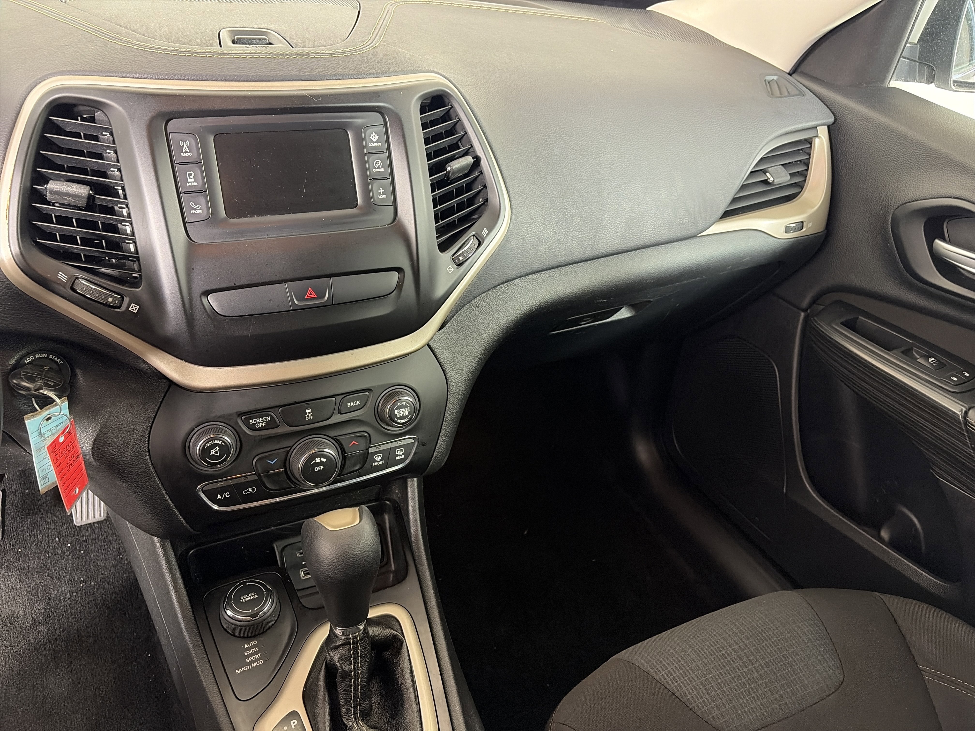 Used 2016 Jeep Cherokee Latitude image 9