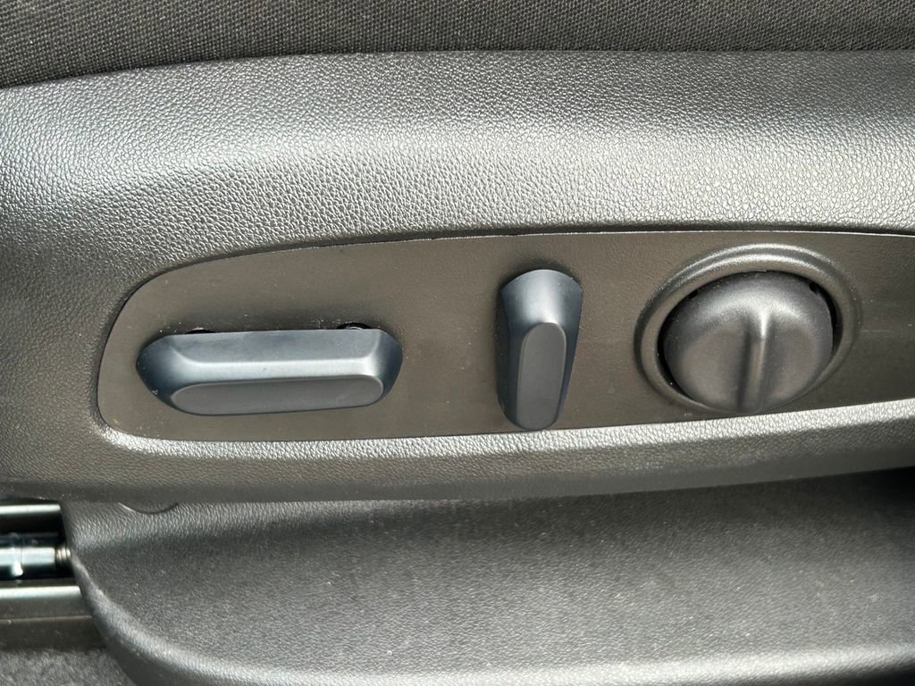 Used 2024 GMC Terrain SLE w/ Driver Convenience Package image 24