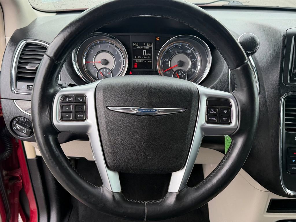 Used 2013 Chrysler Town & Country Touring-L FWD image 15