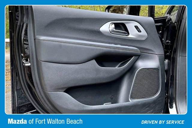 Used 2025 Chrysler Pacifica Limited image 17