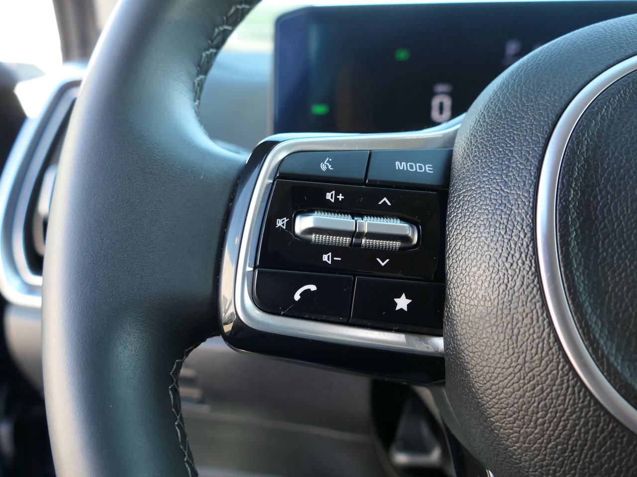 Used 2025 Kia Sorento EX w/ EX Panoramic Sunroof Package image 14