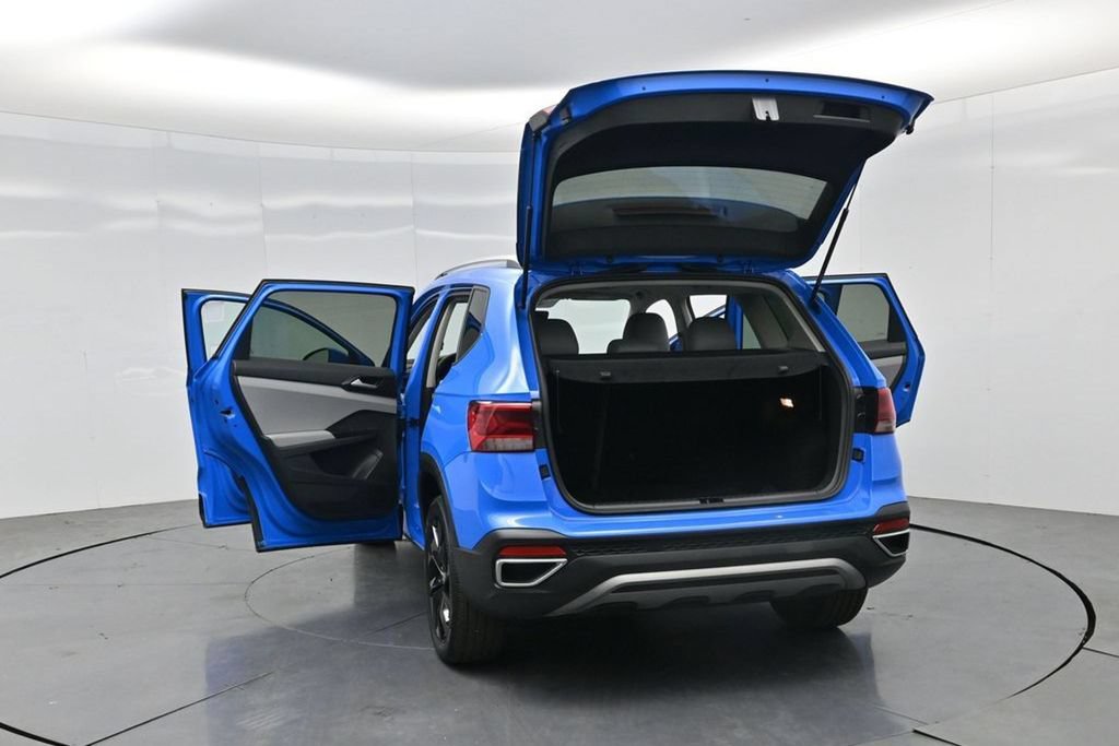 Used 2023 Volkswagen Taos SE w/ Panoramic Sunroof Package FWD image 40