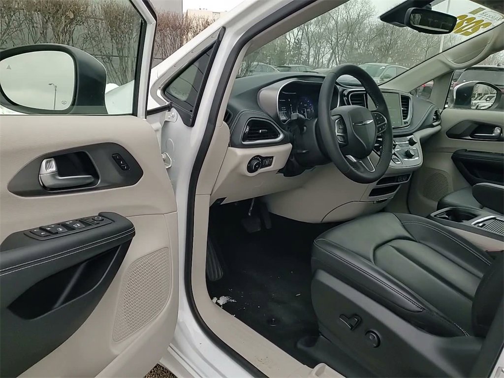 Used 2023 Chrysler Pacifica Touring-L image 22