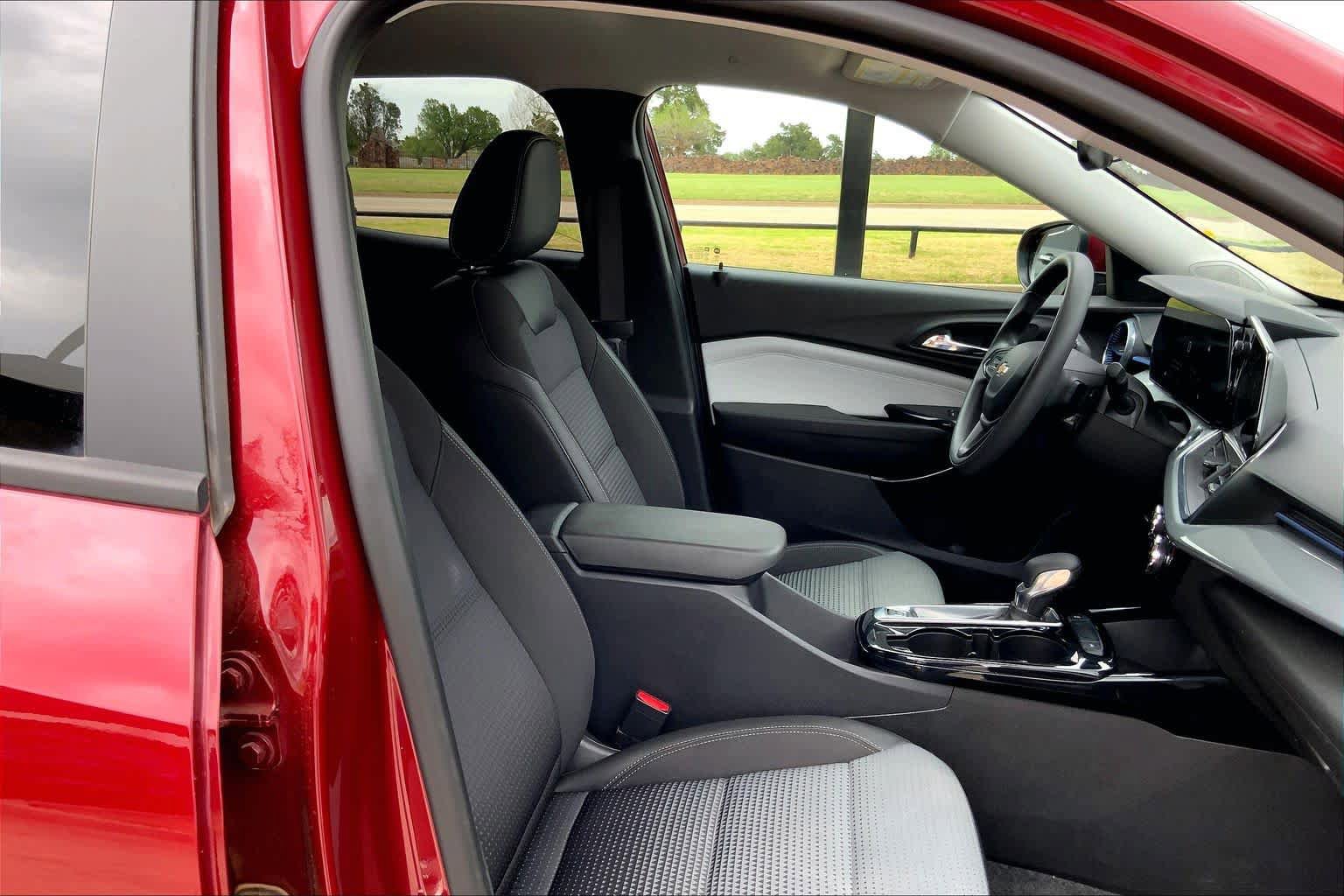 Used 2025 Chevrolet Trax LT FWD image 9