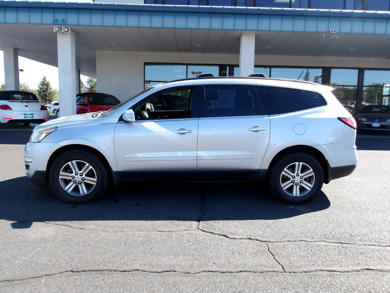 Used 2016 Chevrolet Traverse LT image 2
