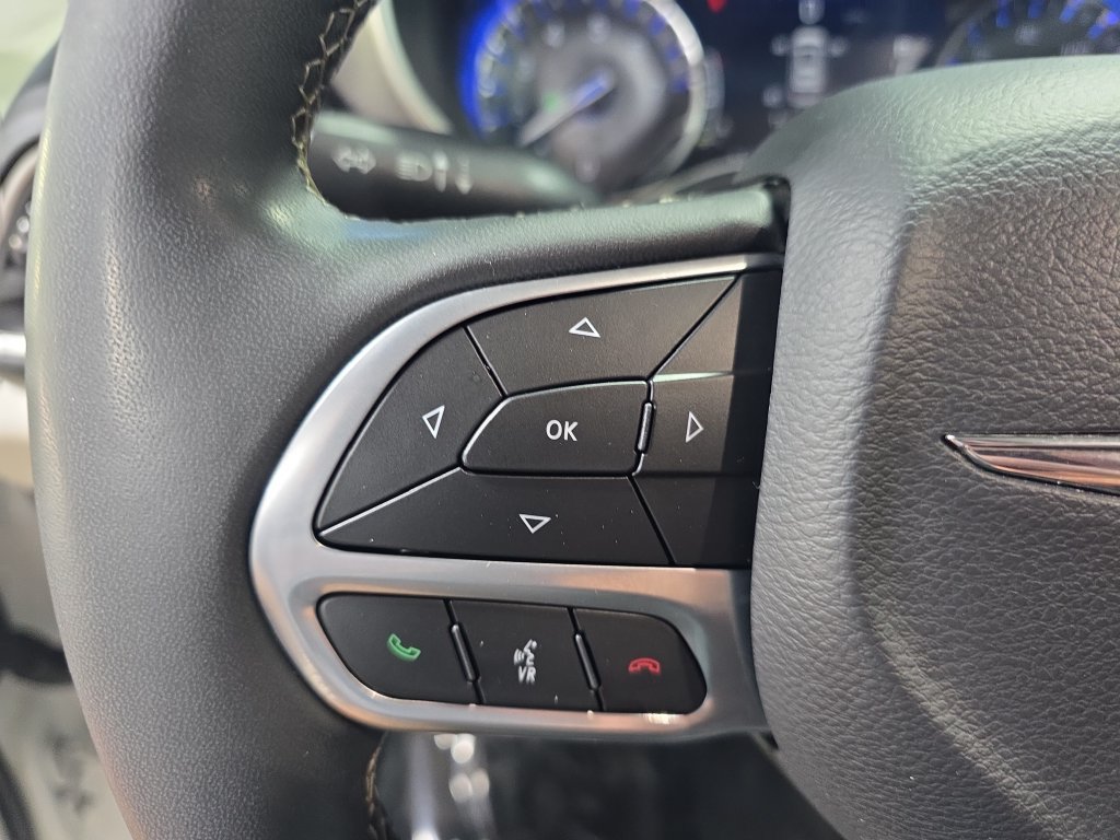 Used 2023 Chrysler Pacifica Touring-L FWD image 22