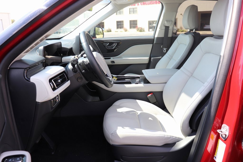 Used 2025 Lincoln Aviator AWD image 3
