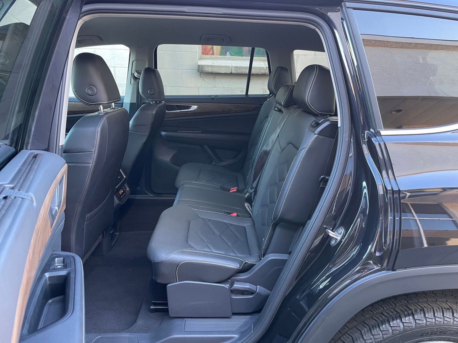 Used 2025 Volkswagen Atlas SE image 25