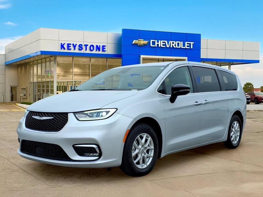 Used 2024 Chrysler Pacifica Touring-L FWD image 3