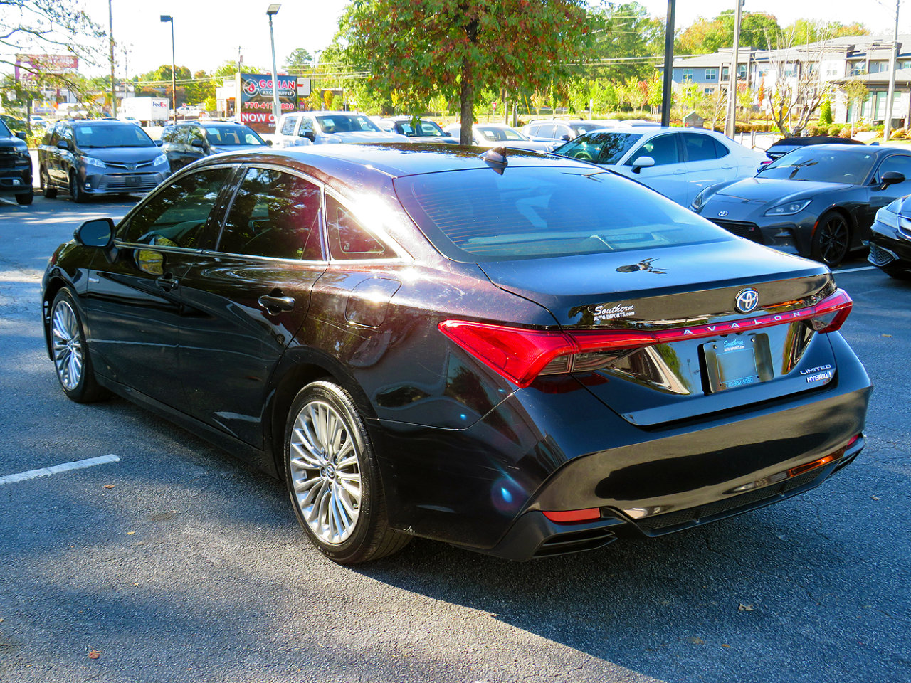 Used 2019 Toyota Avalon Limited image 9