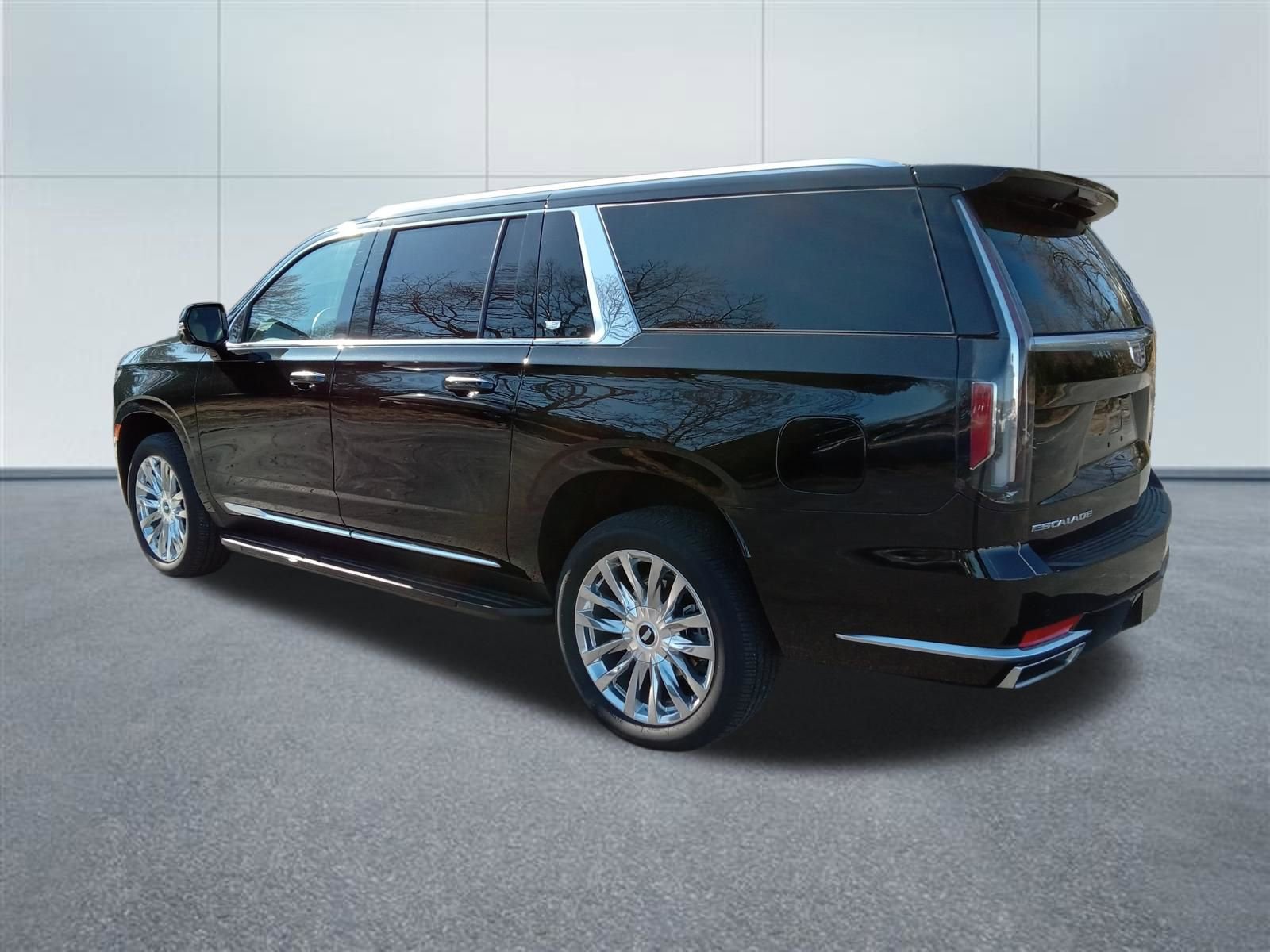 Used 2024 Cadillac Escalade ESV Premium Luxury AWD/4WD image 3