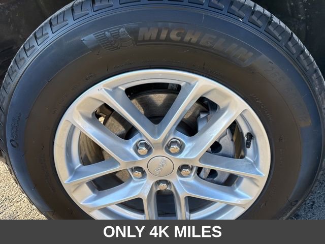 Used 2025 Jeep Grand Cherokee Laredo X image 10