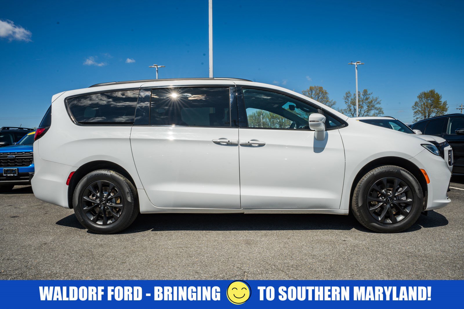 Used 2022 Chrysler Pacifica Touring-L w/ S Appearance Package AWD/4WD image 3