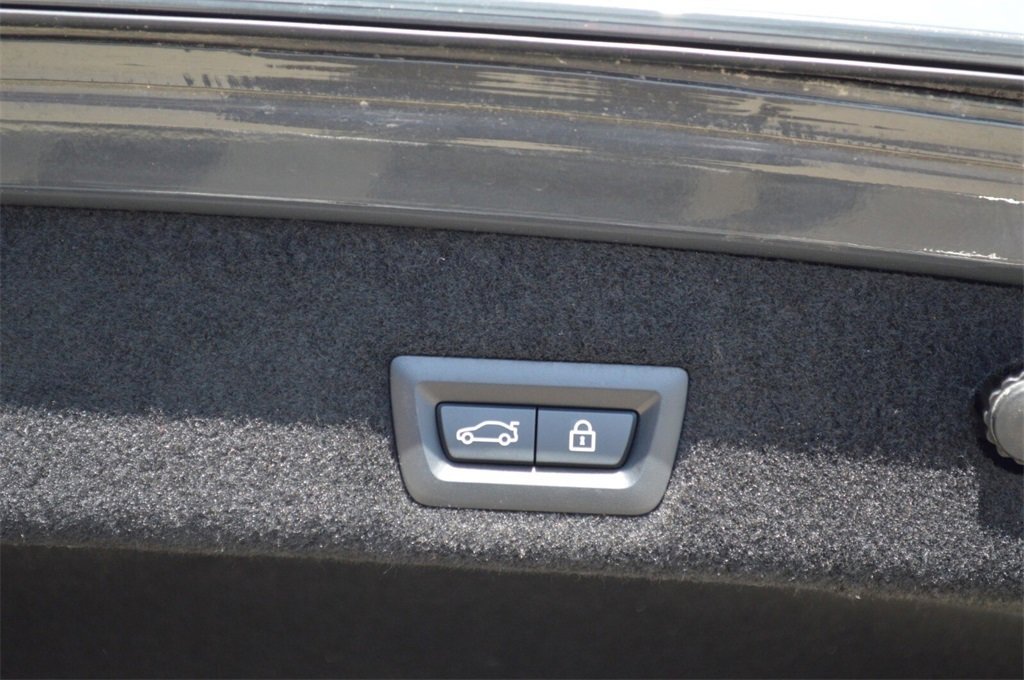 Used 2021 BMW 750i xDrive w/ M Sport Package image 14