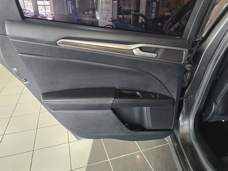Used 2017 Ford Fusion SE w/ Fusion SE Technology Package FWD image 10