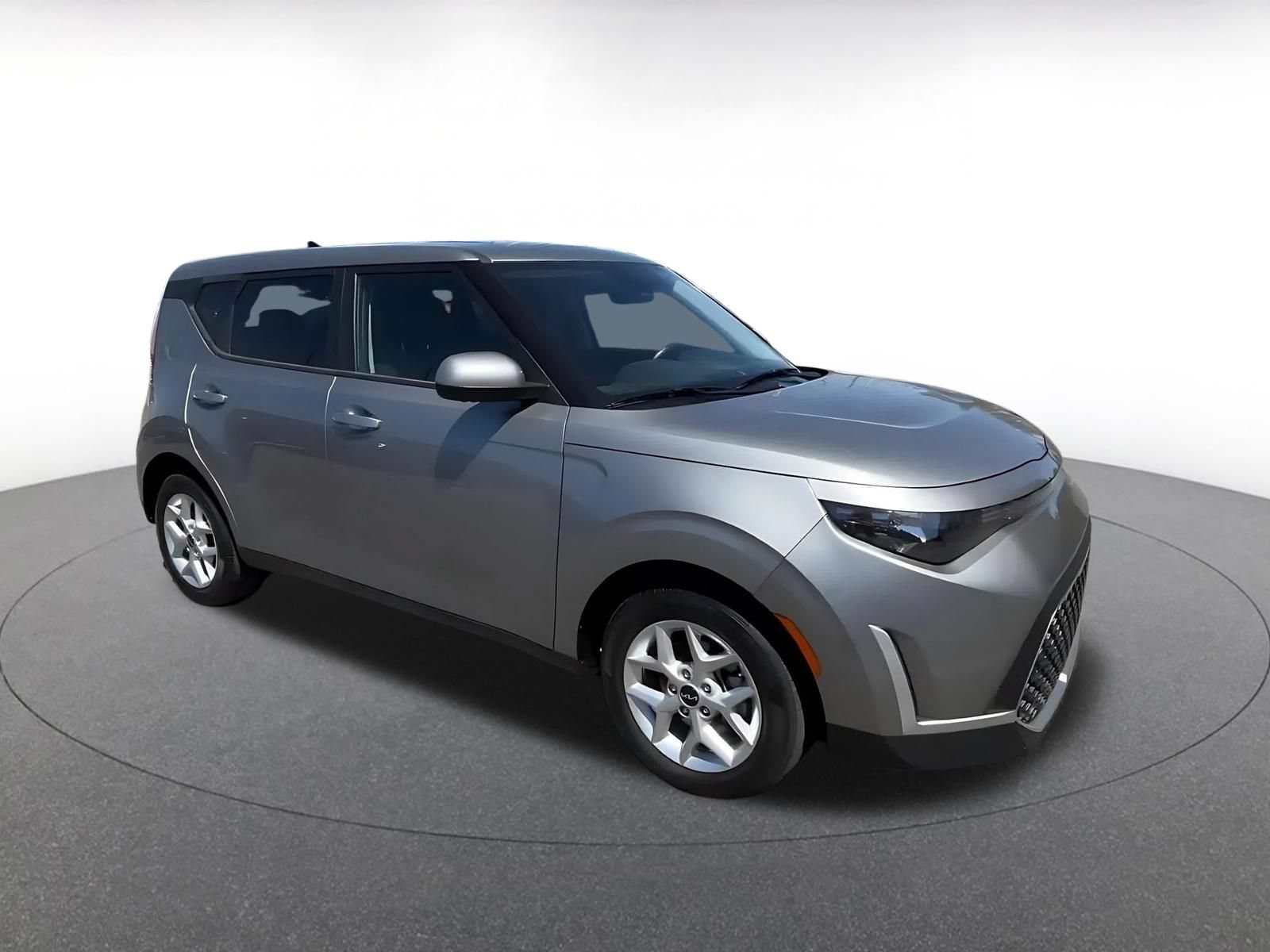 Used 2025 Kia Soul LX w/ LX Technology Package FWD image 2