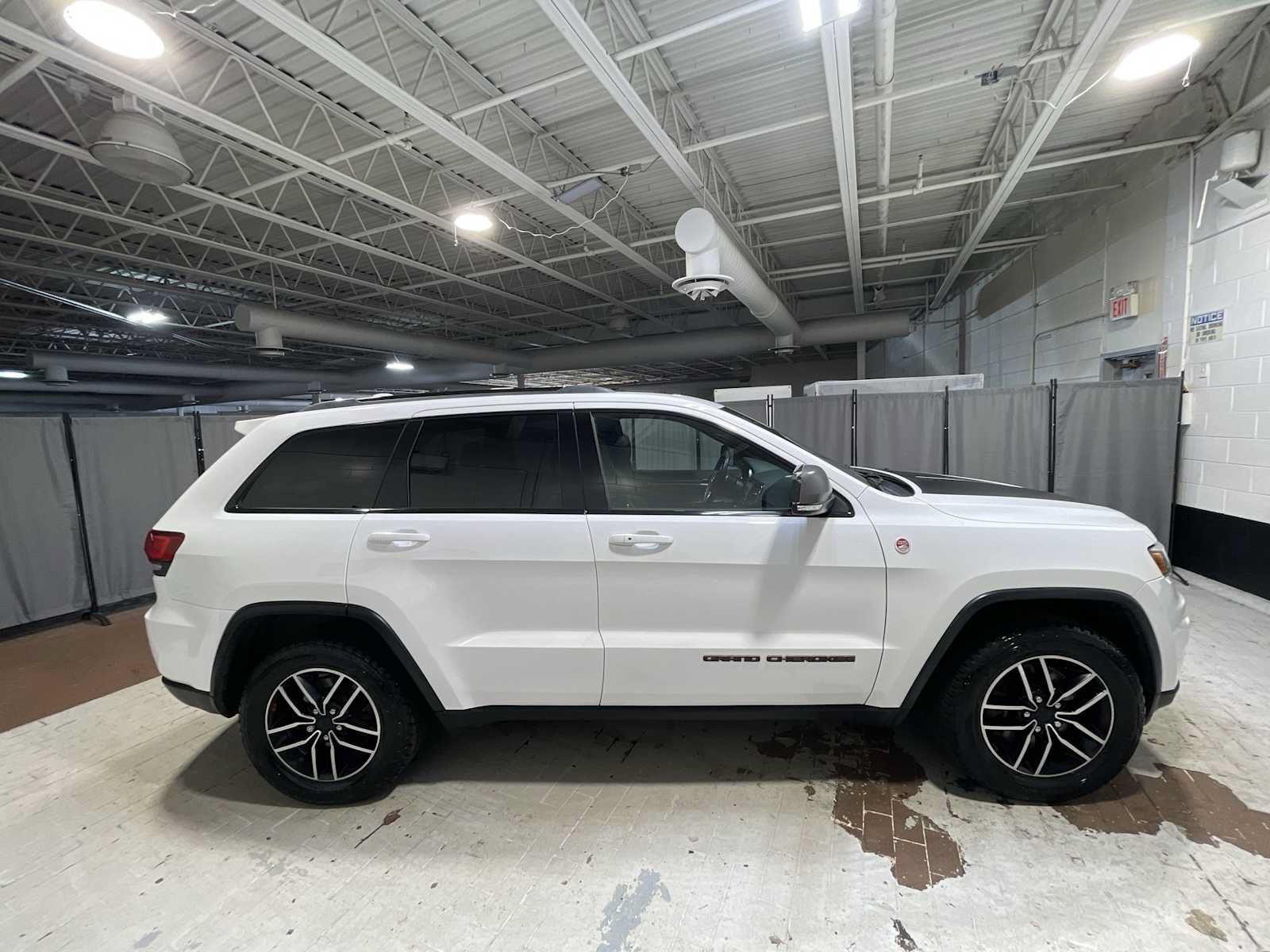 Used 2020 Jeep Grand Cherokee Trailhawk AWD/4WD image 27