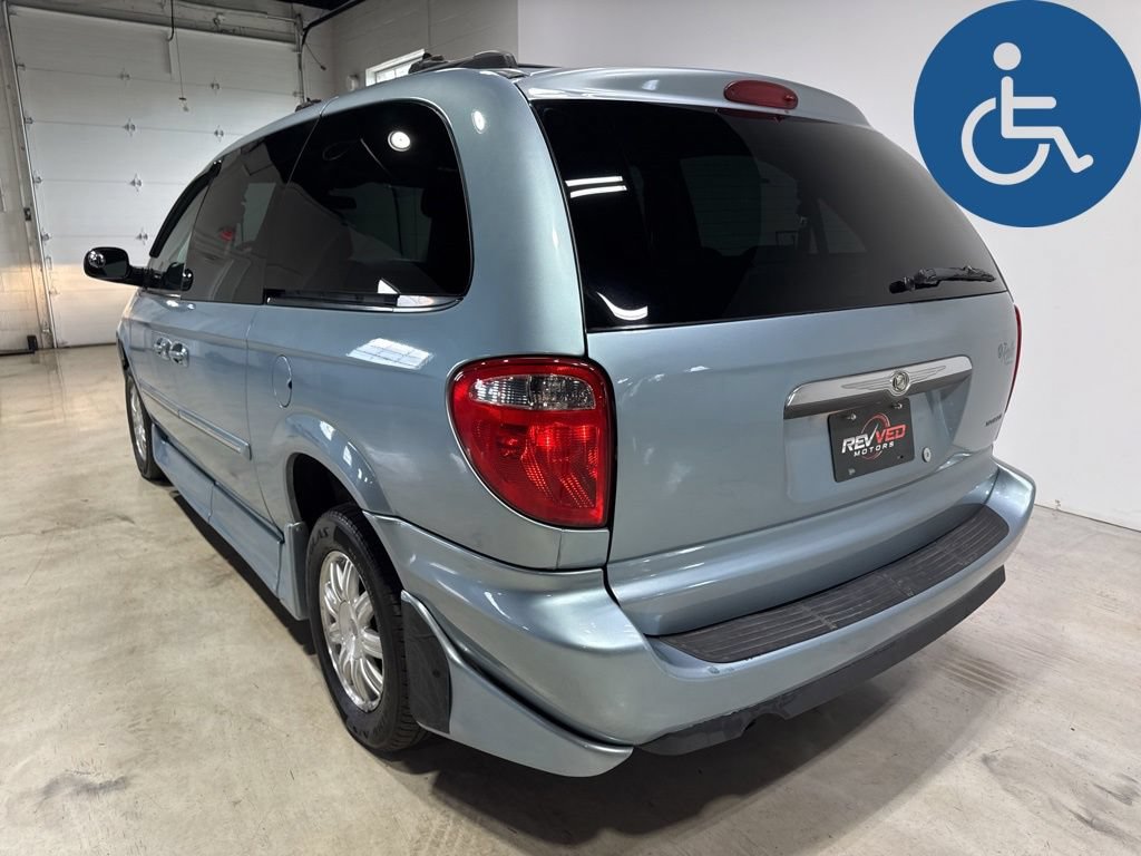 Used 2005 Chrysler Town & Country Touring w/ Leather Interior Group FWD image 5