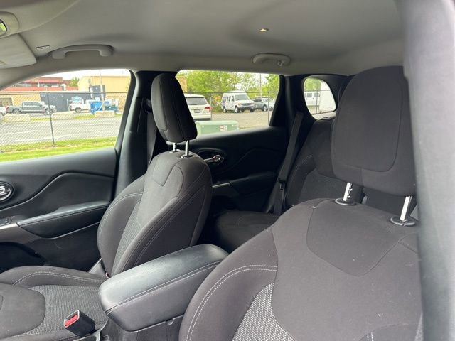 Used 2019 Jeep Cherokee Latitude w/ Cold Weather Group AWD/4WD image 8