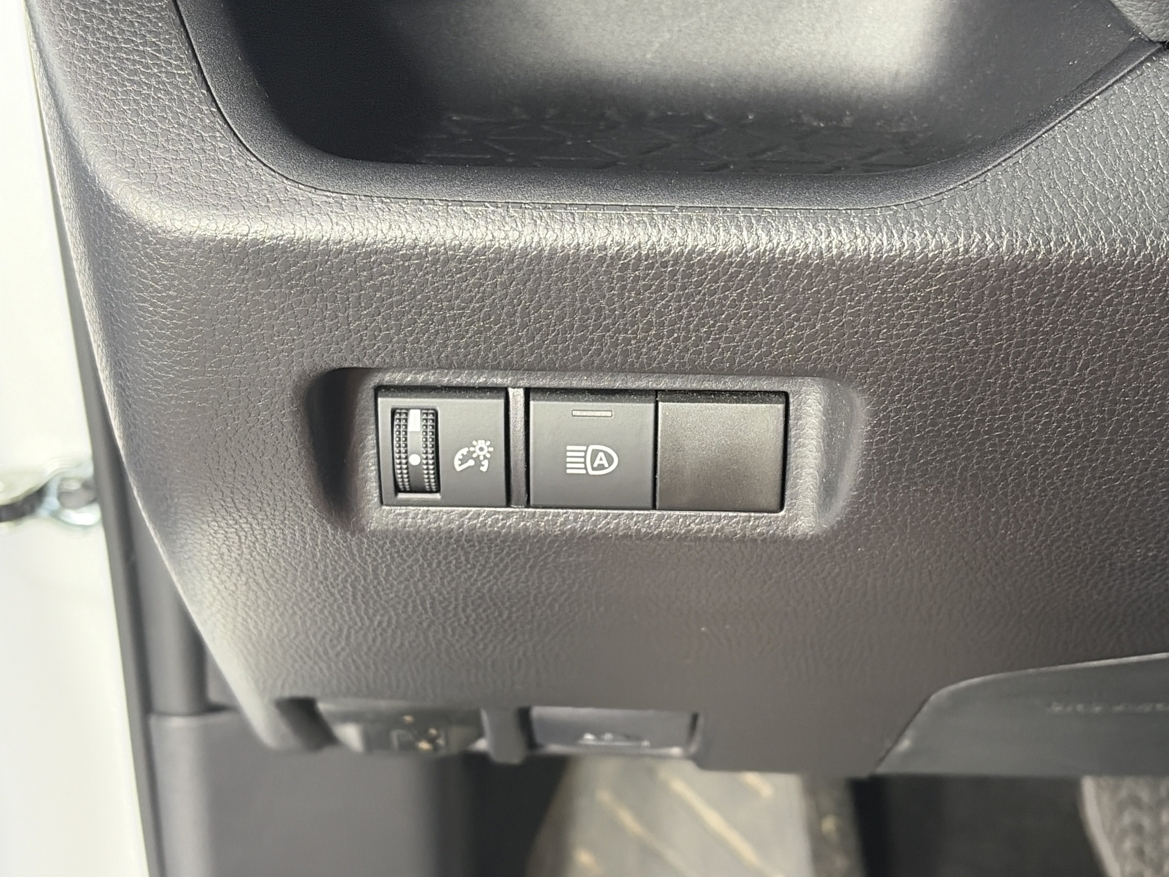 Used 2025 Toyota RAV4 XLE AWD/4WD image 25