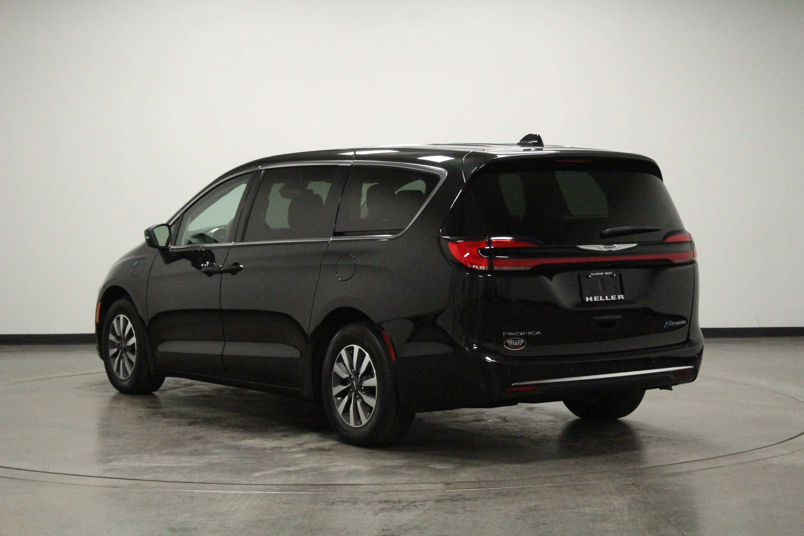 Used 2023 Chrysler Pacifica Touring-L FWD image 6