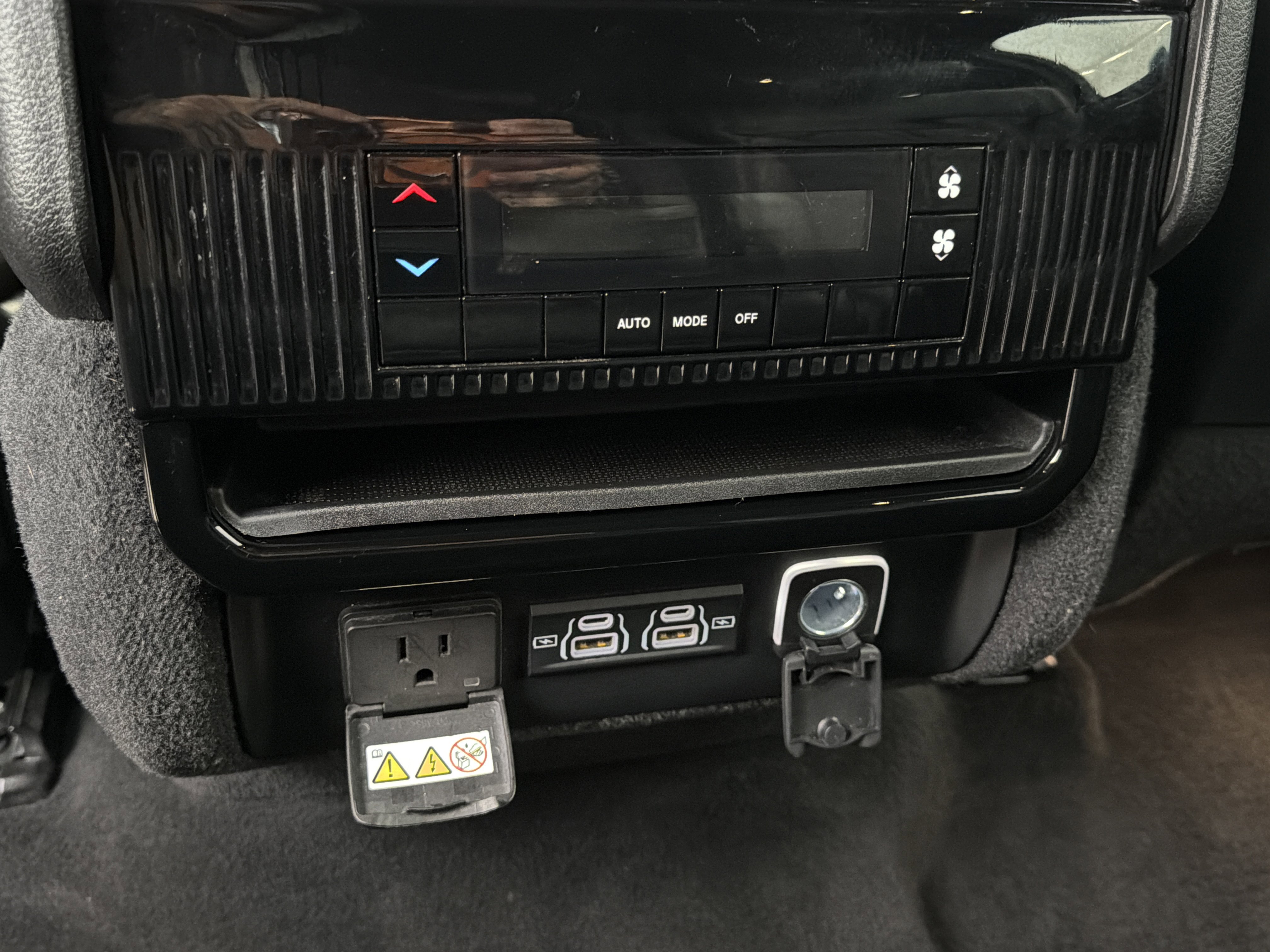 Used 2024 Jeep Wagoneer Series II w/ Flexible Seating Group image 25